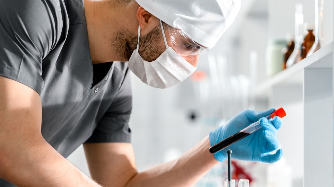 પેપ સ્મીયર ટેસ્ટ કરાવતા પહેલા કઈ વાતનું ધ્યાન રાખવું જોઈએ. પેપ સ્મીયર કરાવવાનો યોગ્ય સમયે પીરિયડ્સ સાઈકલના 10 થી 20 દિવસ વચ્ચે હોય છે. ટેસ્ટ કરાવતા પહેલા 48 કલાક સુધી પિરિયડ્સ દરમિયાન ટેમ્પોન,વજાઈનલ ક્રીમ કે કોઈ પણ પ્રકારના પદાર્થનો ઉપયોગ કરવો જોઈએ નહી.જેનાથી સર્વાઈકલની આસપાસનો વિસ્તાર પ્રભાવિત થાય છે.