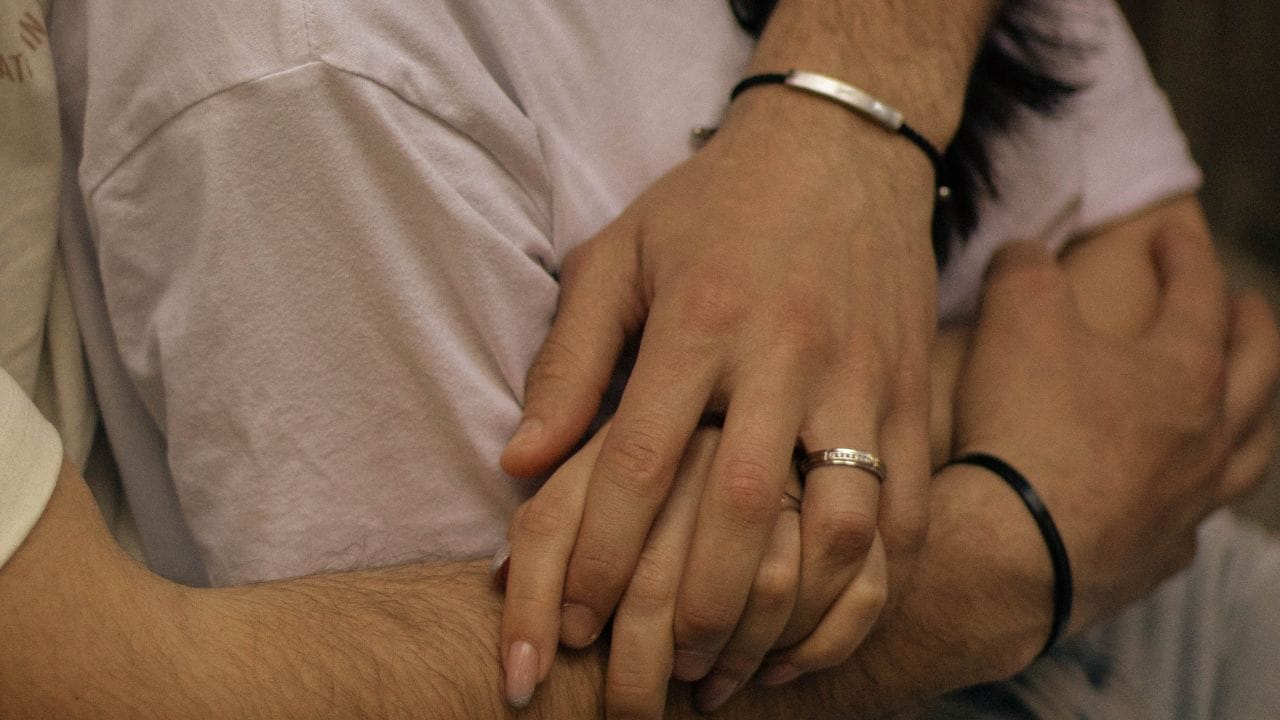 શિયાળામાં મેનોપોઝ દરમિયાન, અથવા બ્રેસ્ટફીડિંગ કરાવતી વખતે, વજાઈનામાં નેચુરલ લુબ્રિકેશન ઘટે છે. લુબ્રિકેશનનો આ અભાવ ઈન્ટરકોર્સ દરમિયાન ઘર્ષણ વધારે છે અને યોનિમાં નાના કટનું કારણ બને છે, જેનાથી બ્લીડિંગ થઈ શકે છે.