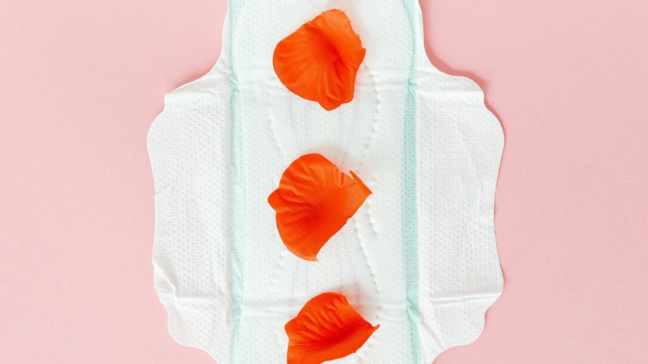 પીરિયડ્સ દરમિયાન મહિલાને  5 થી 7 દિવસ સુધી બ્લીડિંગ થાય છે.આવું થવું નોર્મલ છે. ક્યારેક ક્યારેક સ્ટ્રેસ કે દવા લેવાના કારણે પીરિયડ્સનો ફ્લો અને તારીખમાં ફેરફાર થઈ શકે છે. પરંતુ ક્યારેક ક્યારેક આવું કોઈ બીમારીને કારણે પણ થઈ શકે છે. કેટલીક મહિલાઓને પીરિયડ્સ ન હોવા છતાં ક્યારેક ક્યારેક બ્લીડિંગ થાય છે. આ યોગ્ય નથી.