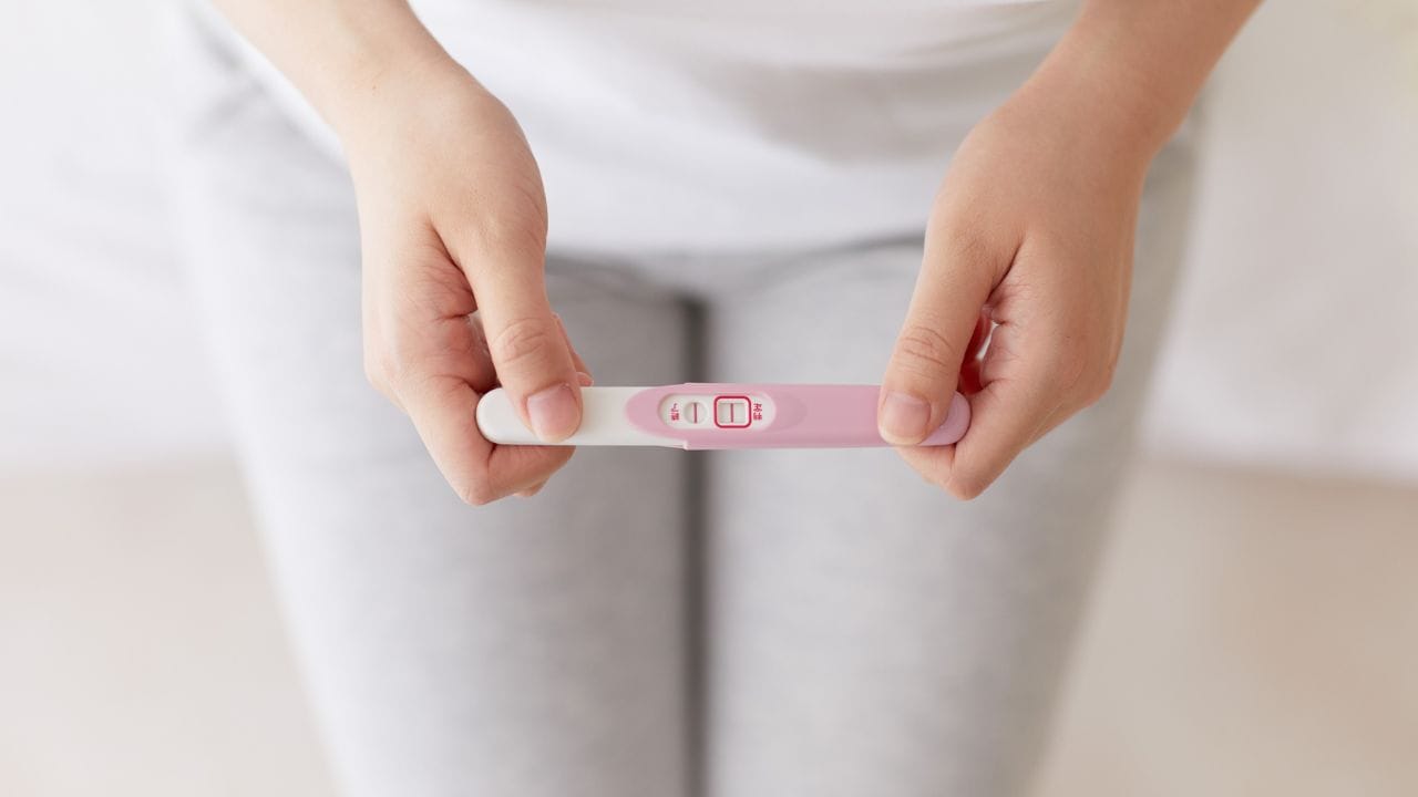 પ્રેગ્નન્સીમાં સૌથી પહેલા બ્લડ ટેસ્ટથી તમારા સ્વાસ્થની જાણ થશે. બ્લડ ટેસ્ટ તમારો અને તમારા પાર્ટનરનું હીમોગ્લોબીન લેવલ,શુગર લેવલ, થાયરોઈડ ફંક્શન અને વિટામિન ડીની જાણકારી મળે છે. આ ટેસ્ટ જરુર કરાવવો જોઈએ કારણ કે, આનાથી ડાયાબિટીસ જેવી બીમારીઓથી બચી શકાય છે.