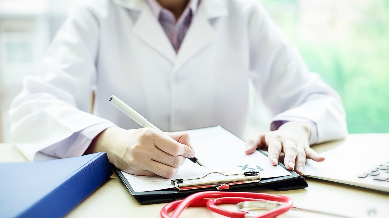 સી-સેક્શન પછી શારીરિક સંબંધ બાંધતી વખતે કેટલીક મહિલાઓને દુખાવાની ફરિયાદ હોય છે. મહિલાઓની નોર્મલ ડિલિવરી હોય કે સી-સેક્શન એ ખુબ જ પીડાદાયક હોય છે. સી-સેક્શનમાં પેટમાં ચીરો પાડવામાં આવે છે. આ દરમિયાન અનેક સમસ્યાનો સામનો કરવો પડે છે.