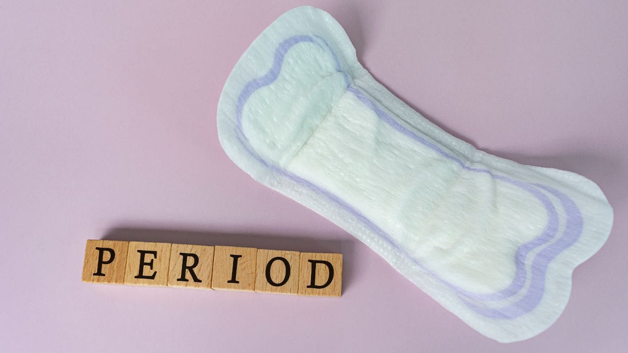 ઈજા થવી. કેટલીક વખત ઈજા થવાથી વજાઈનલ બ્લીડિંગ થવા લાગે છે. આ પીરિયડ્સમાં થનારા બ્લીડિંગથી અલગ છે. ડોક્ટર કહે છે કે, કેટલીકવાર, સેક્સ દરમિયાન યોનિમાર્ગમાં બાહ્ય વસ્તુઓનો ઉપયોગ કરવાથી પણ બ્લીડિંગ થઈ શકે છે. આનાથી મહિલાને ખૂબ દુખાવો થાય છે. ક્યારેક ઈજા ખૂબ જ જીવલેણ બની શકે છે. તેથી, ઈજાના કિસ્સામાં, મહિલાએ સારવાર કરાવવામાં મોડું ન કરવું જોઈએ.