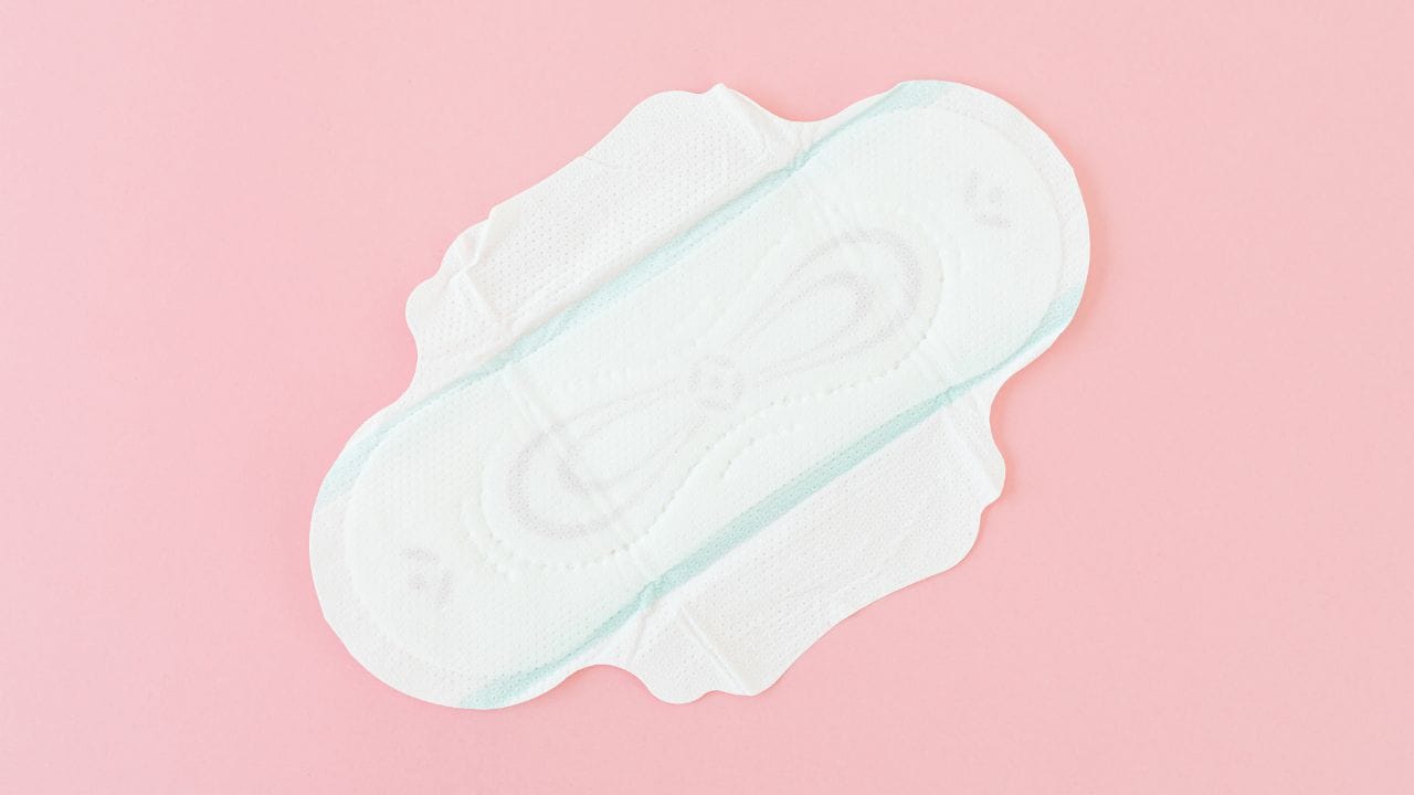  પીરિયડ્સ દરમિયાન ગર્ભાશયની પરત બહાર નીકળે છે. જ્યારે ગર્ભાશય પોતાની પરતને બહાર નીકાળવા માટે સંકોચાય છે. તો આના કારણે કમરમાં ખુબ વધારે દુખાવો થાય છે. ગર્ભાશય સંકોચવાનું કારણ પેટ અને પીઠના નીચેના ભાગમાં દુખાવો હોય શકે છે. ગર્ભાશયના સંકોચનથી પણ રક્ત પ્રવાહ અવરોધાય છે, જેના કારણે દુખાવો થાય છે.