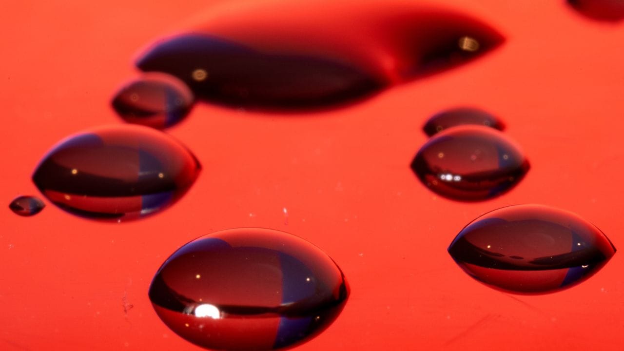  કેટલીક વખત હોર્મોનમાં ફેરફાર થવાના કારણે મહિલાને  પીરિયડ્સ વચ્ચે બ્લીડિંગ થઈ શકે છે. હોર્મોનમાં ફેરફાર અનેક કારણથી થઈ શકે છે. જેમ કે, સ્ટ્રેસ, કંટઆસેપ્શન,મોનોપોઝ વગેરે, જો તમને વજાઈનલ ઈન્ફેક્શન નથી  અને  ઈજા થઈ નથી. તેમ છતાં બ્લીડિંગ થઈ રહ્યું છે. તો આ પીરિયડ્સ નથી. હોર્મોનમાં ફેરફાર થવાના કારણે પણ બ્લીડિંગ થઈ શકે છે. ( all photo:canva)