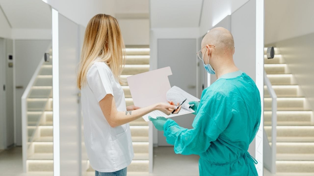  પેટની નીચેના ભાગમાં જે દુખાવો થાય છે તેને આપણે પેલ્વિક દુખાવો કહેતા હોઈએ છીએ. આ નાભી નીચેનો ભાગ છે. સામાન્ય રીતે આ દુખાવો મહિલા અને પુરુષ બંન્નેને થઈ શકે છે. બંન્નેમાં આ સમસ્યા અલગ અલગ હોય છે. સામાન્ય રીતે જ્યારે પેલ્વિક દુખાવાની વાત આવે તો આપણે મહિલાના સ્વાસ્થ સાથે જોડી દઈએ છીએ.