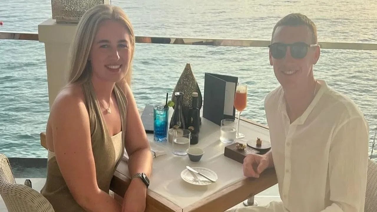  હૈરી બ્રુકની ગર્લફ્રેન્ડ લ્યુસી લિલ્સ છે, જે ઘણીવાર મોટી ટુર્નામેન્ટ અને મહત્વપૂર્ણ પ્રસંગો દરમિયાન સપોર્ટ કરવા માટે મેદાનમાં આવે છે.