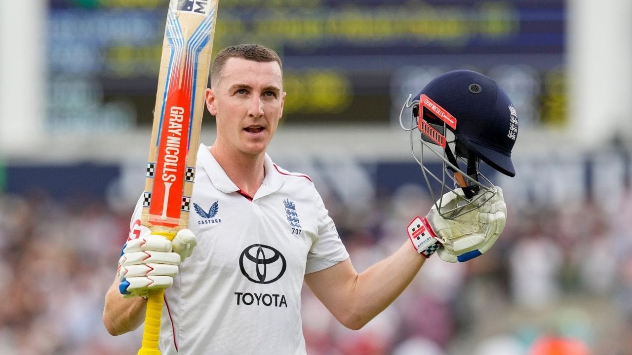 પત્રકાર એલેક્સ મેસને ક્રિકેટર મેગેઝિન માટે અહેવાલ આપ્યો હતો કે, ભૂતપૂર્વ ક્રિકેટર અને સેડબર્ગ સ્કૂલના ક્રિકેટ કોચ માર્ટિન સ્પાઈટનો તેમના શાળાના દિવસો દરમિયાન બ્રુકની કારકિર્દી પર ખૂબ મોટો પ્રભાવ હતો.