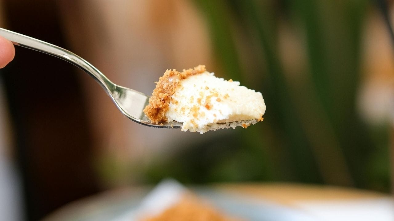 આનું એક મુખ્ય કારણ પોષણનો અભાવ માનવામાં આવે છે. જ્યારે તમારા શરીરમાં પોષક તત્વોનો અભાવ હોય છે, ત્યારે તે મીઠાઈની ઇચ્છા કરવાનું શરૂ કરે છે.