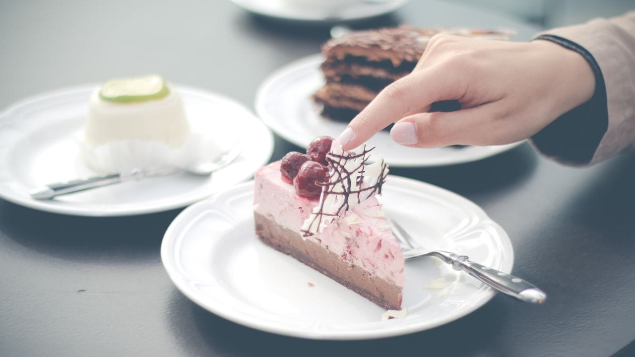 તમે ઘણી વાર સાંભળ્યું હશે કે ક્યારેક શરીર તરસ્યું હોય છે, પરંતુ લોકો તેને ભૂખ સમજી લે છે. ડિહાઇડ્રેશન પણ શરીરને મીઠાઈની ઇચ્છા કરાવી શકે છે.