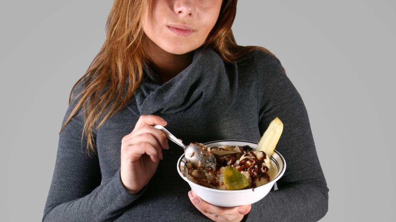 જ્યારે તમે ખૂબ થાકેલા હોવ છો, ત્યારે શરીર ઊર્જા વધારવા માટે મીઠાઈની ઇચ્છા રાખે છે. તેથી, ખાધા પછી તરત જ મીઠાઈની ઇચ્છા શરૂ થાય છે.