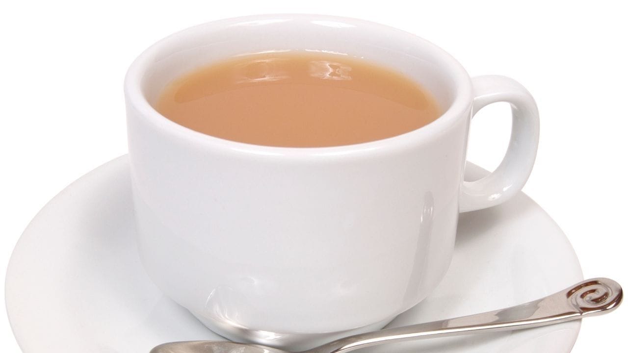 જ્યારે પાણી સારી રીતે ઉકળવા લાગે, ત્યારે તાપ ધીમો કરો અને તેમાં ચાના પાન ઉમેરો. હવે આ મિશ્રણને થોડા સમય માટે ધીમા તાપે ઉકળવા દો, જેથી ચાના પાનનો રંગ અને સ્વાદ સારી રીતે બહાર આવે.