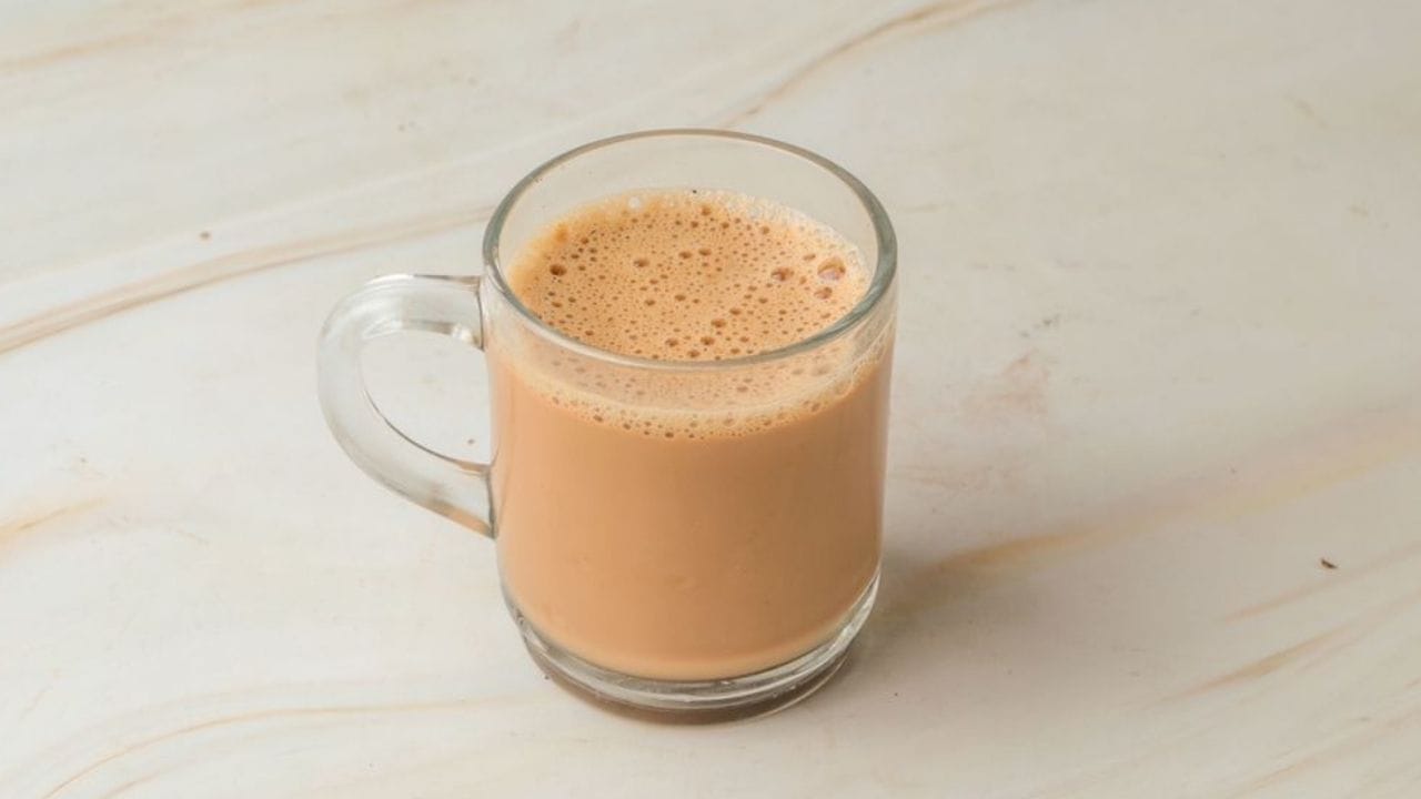 અટલ માટે દૂધ હંમેશા ગરમ હોવું જોઈએ. દૂધ ઉમેર્યા બાદ ચાને મધ્યમ તાપ પર એક ઉકાળો આપો અને તરત જ ગેસ બંધ કરી દો. ત્યારબાદ ચાને ગાળી લો.