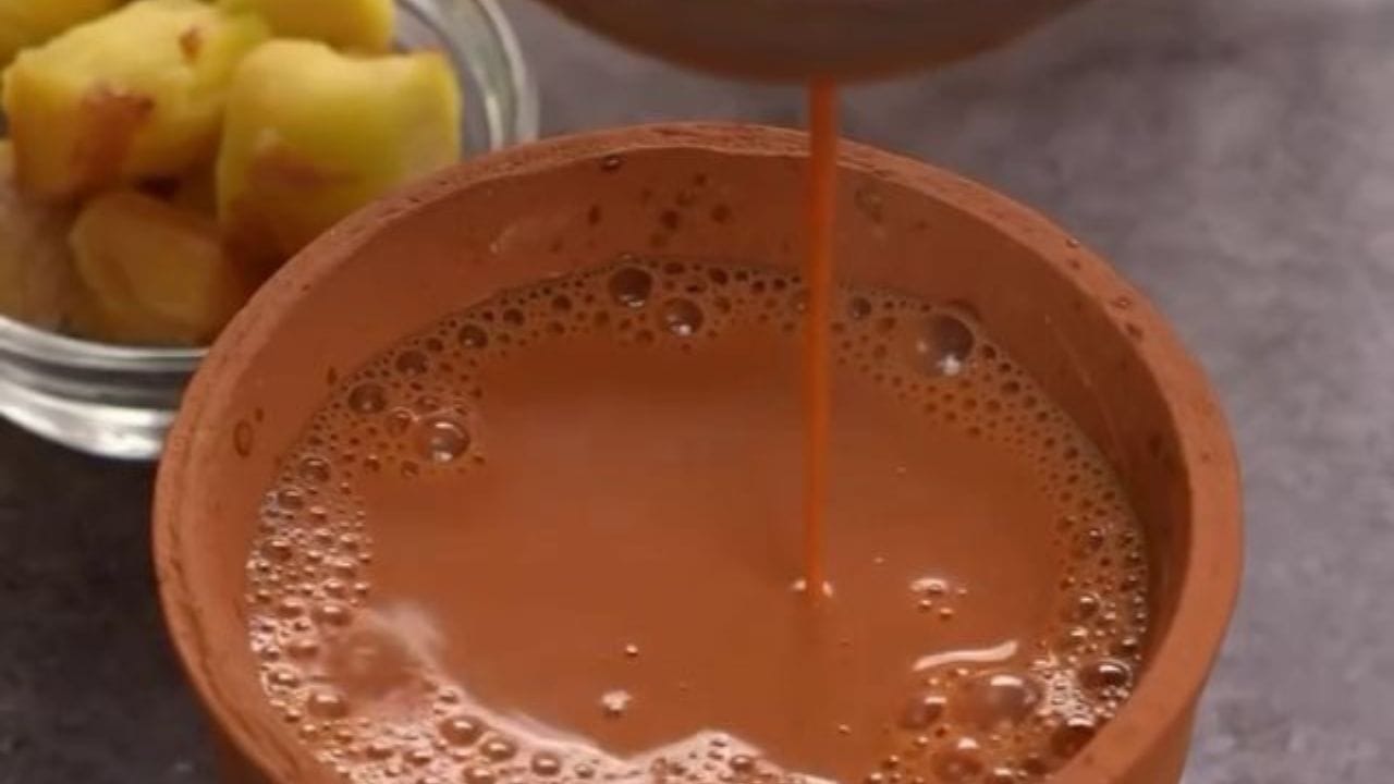 માત્ર 5 થી 10 મિનિટમાં પોષક તત્ત્વોથી ભરપૂર ગોળની ચા પીરસવા માટે તૈયાર થઈ જાય છે. શિયાળાની ઠંડીમાં ગરમ ગોળની ચાનો આનંદ લેવો સ્વાસ્થ્ય માટે લાભદાયક છે. બાળકો હોય કે પુખ્ત વયના લોકો, દરેકને ગોળની ચાનો સ્વાદ ચોક્કસ ગમશે.