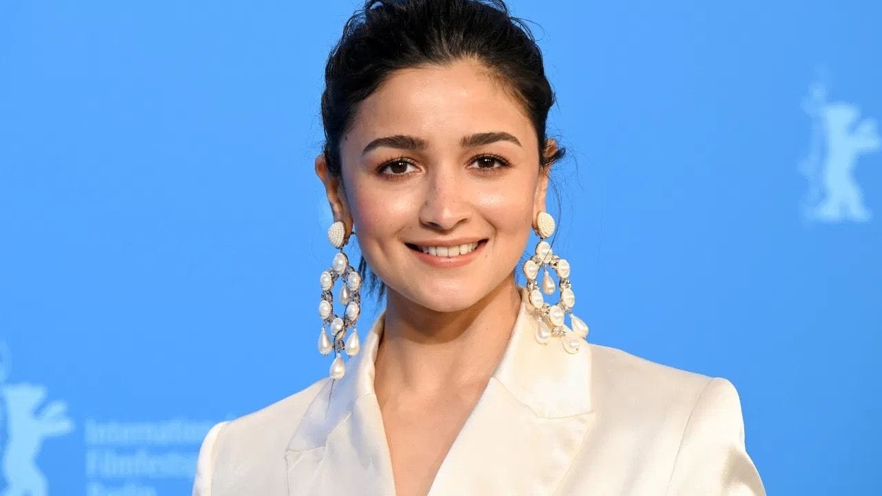 આલિયા ભટ્ટ : આલિયા ભટ્ટ ભારતની બીજી સૌથી વધુ કમાણી કરતી અભિનેત્રી છે. 2026માં રિલીઝ થનારી ‘આલ્ફા’ અને ‘લવ એન્ડ વોર’ જેવી ફિલ્મોમાં જોવા મળનારી આલિયા પ્રતિ ફિલ્મ 25થી 30 કરોડ રૂપિયા ચાર્જ કરે છે.