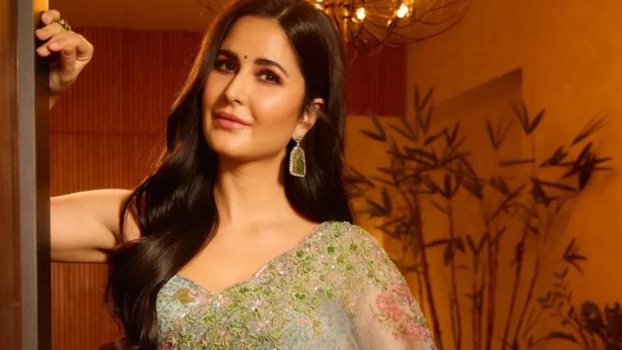 કેટરિના કૈફ : 42 વર્ષીય કેટરિના કૈફ લાંબા સમયથી કોઈ નવી ફિલ્મમાં જોવા મળી નથી, છતાં તે હજુ પણ સૌથી મોંઘી અભિનેત્રીઓમાં સ્થાન ધરાવે છે. એક ફિલ્મ માટે તેની ફી અંદાજે 10થી 14 કરોડ રૂપિયા હોય છે.