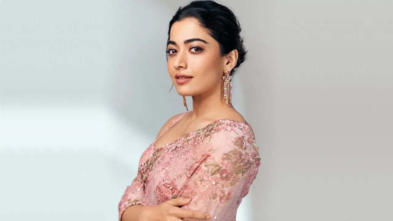 રશ્મિકા મંદાના : દક્ષિણ ભારતીય સિનેમા સાથે સાથે બોલિવૂડમાં પણ પોતાની ઓળખ બનાવનાર રશ્મિકા મંદાના ઝડપથી આગળ વધી રહી છે. તે પ્રતિ ફિલ્મ 10થી 12 કરોડ રૂપિયા ફી લે છે.