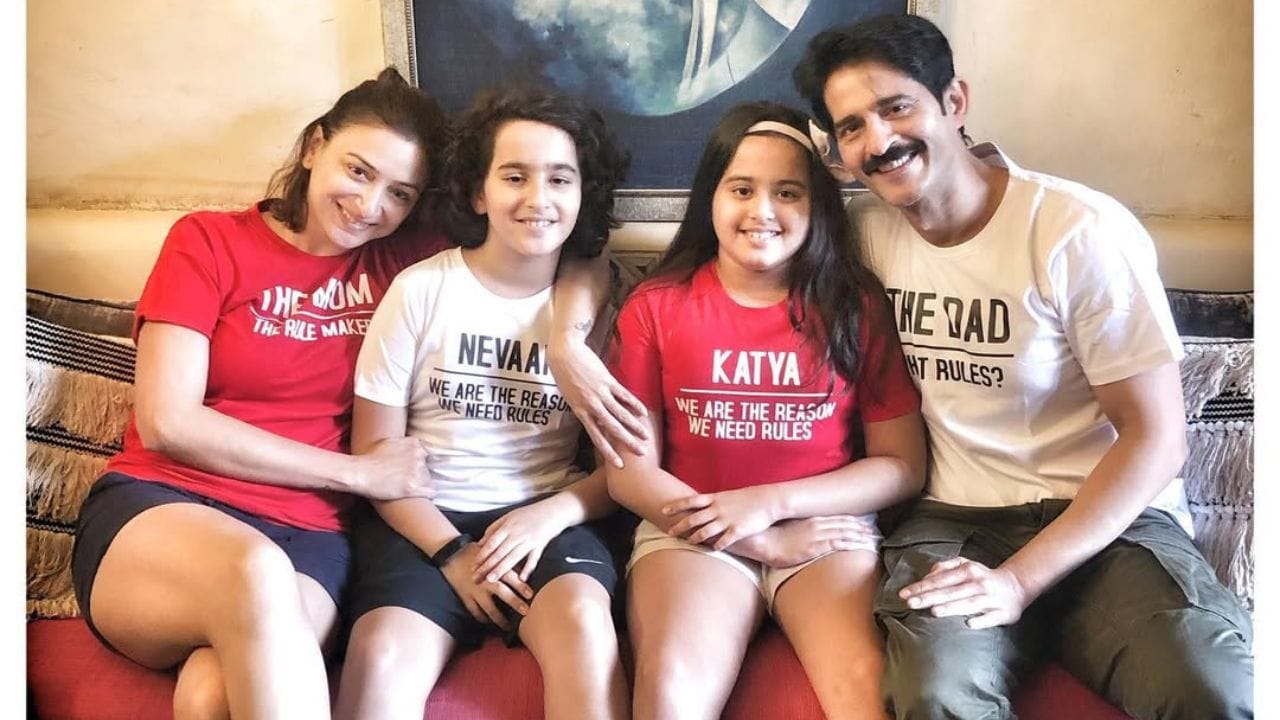 એક મુલાકાતમાં, તેમણે ખુલાસો કર્યો કે તેમના પહેલા પણ એક લગ્ન થયા હતા, પરંતુ 2001માં તેમના છૂટાછેડા થયા હતા.તે ટીવી રિયાલિટી શો 'બિગ બોસ સીઝન 11' માં પણ જોવા મળ્યો હતો.