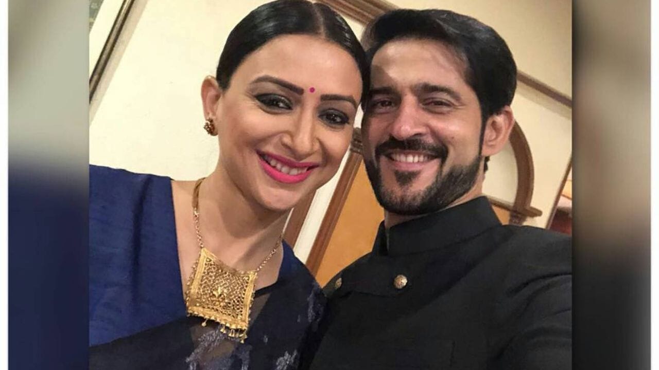 હિતેન તેજવાણી સિંધી પરિવારમાંથી આવે છે, જ્યારે ગૌરી મરાઠી પરિવારમાંથી આવે છે. તેમણે પોતાના પરિવારોને મનાવી લીધા અને 2004 માં સિંધી રીતરિવાજ મુજબ લગ્ન કર્યા.