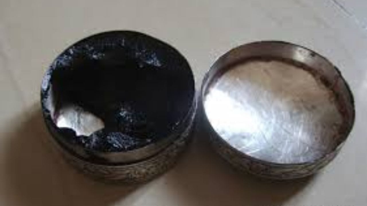 દેશી કાજલના ફાયદા: દેશી કાજલ સંપૂર્ણપણે કુદરતી છે, તેથી તે આંખોમાં બળતરા, ખંજવાળ કે લાલાશનું કારણ નથી. તેમાં રહેલું ઘી અથવા તેલ આંખોને ઠંડક આપે છે અને ભેજ જાળવી રાખે છે. નિયમિત અને યોગ્ય રીતે લગાવવાથી, દેશી કાજલ ડ્રાયનેસ અટકાવે છે અને ઘણા લોકોના મતે, આંખોનો થાક ઓછો કરવામાં મદદ કરે છે. તે સંવેદનશીલ આંખો અને બાળકો માટે રાસાયણિક રીતે ઉત્પાદિત કાજલ કરતાં વધુ સુરક્ષિત માનવામાં આવે છે.
