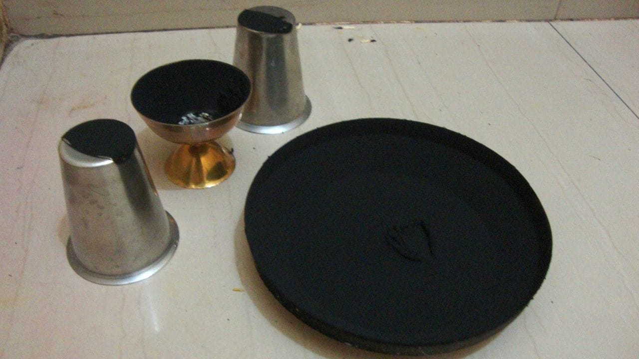 દેશી કાજલ કેવી રીતે બનાવશો: દેશી કાજલ બનાવવા માટે પહેલા દીવો અથવા સ્ટીલનો નાનો વાટકો લો. તેમાં શુદ્ધ ઘી અથવા નાળિયેર તેલ રેડો, એક રુની વાટ મૂકો અને તેને પ્રગટાવો. હવે દીવા પર એક સ્વચ્છ સ્ટીલની પ્લેટ અથવા વાટકી ઊંધી રાખો જેથી ધુમાડો તેના પર એકઠો થઈ શકે. 
