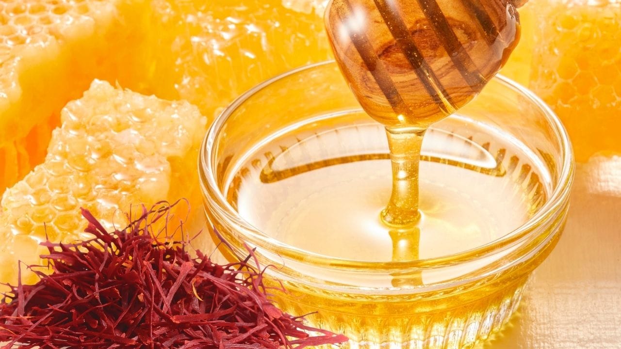 કેસર સ્વાસ્થ્ય માટે વરદાન છે. તેમાં બળતરા વિરોધી અને એન્ટીબેક્ટેરિયલ ગુણધર્મો છે. આ બંનેનું મિશ્રણ ઘણા રોગોને મટાડવામાં મદદ કરે છે. મધ અને કેસરનું એકસાથે સેવન તેમના ગુણધર્મોને વધારે છે.