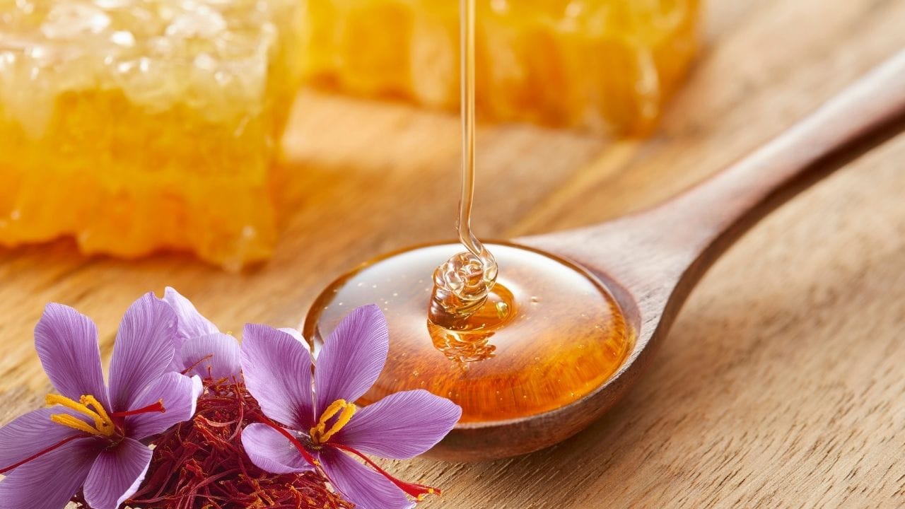 તેમને એકસાથે ખાવાથી મન શાંત થાય છે અને સારી ઊંઘ આવે છે. સૂતા પહેલા એક ગ્લાસ દૂધ મધ અને કેસર સાથે ભેળવીને પીવો.