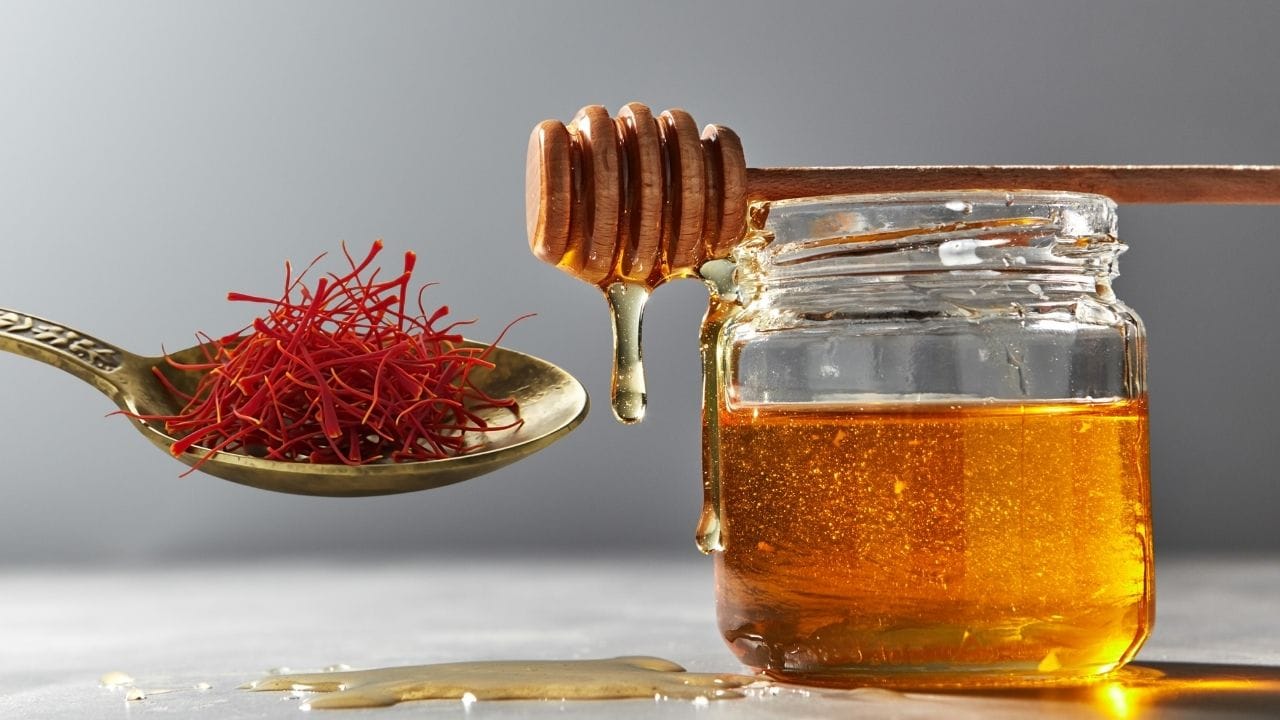 મધ અને કેસરમાં હાજર એન્ટીઑકિસડન્ટ શરીરને રોગો સામે લડવાની શક્તિ આપે છે અને રોગપ્રતિકારક શક્તિને મજબૂત બનાવે છે.