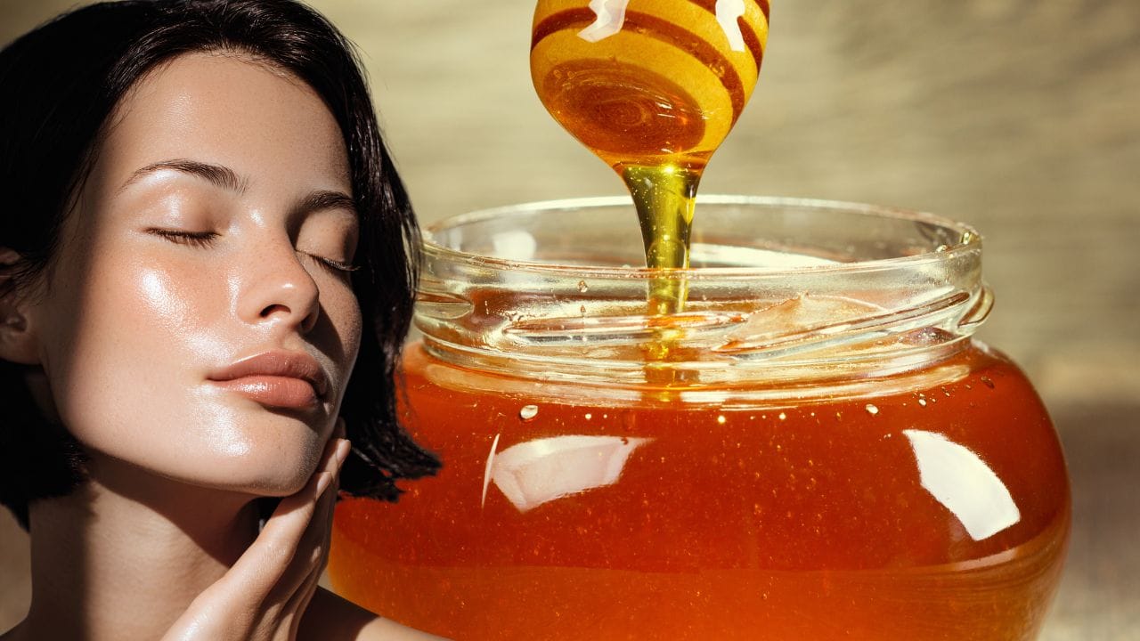 આ મિશ્રણ ત્વચાને કુદરતી ચમક આપી શકે છે અને કરચલીઓ અને ખીલ દૂર કરવામાં ફાયદાકારક સાબિત થઈ શકે છે.