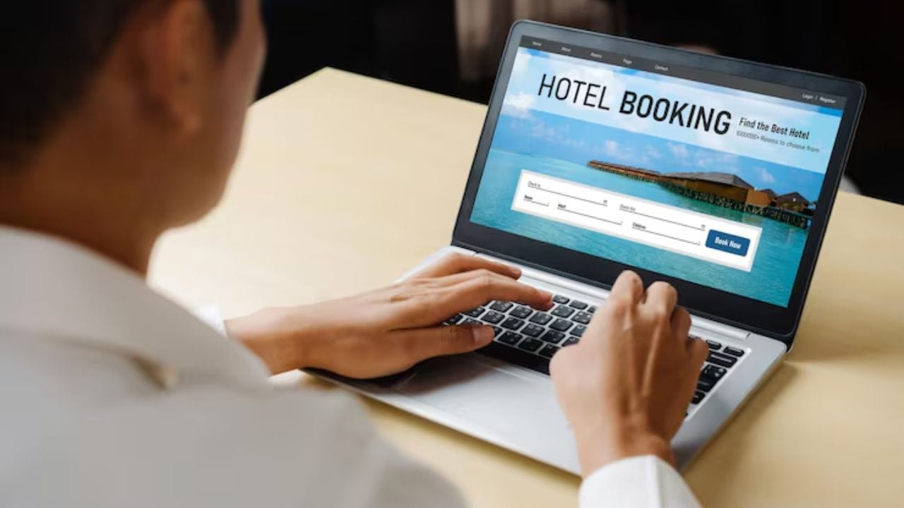 ચેક-ઇન-ચેક-આઉટ સમય: હોટેલ બુક કરતા પહેલા ચેક-ઇન-ચેક-આઉટ અંગેના નિયમો શું છે? તેને કાળજીપૂર્વક જુઓ. જો તમે એક કલાક વહેલા ચેક-આઉટ કરશો કે એક કલાક મોડા ચેક-આઉટ કરશો તો શું તમારે વધારાના ચાર્જ ચૂકવવા પડશે? આ ખાતરી કરો. ઘણીવાર આ માહિતી હોટેલના સાઇનબોર્ડ પર આપવામાં આવતી નથી. તેથી કટોકટીની સ્થિતિમાં પૈસા બચાવવા માટે અગાઉથી કૉલ કરો અને બધી માહિતી મેળવો.
