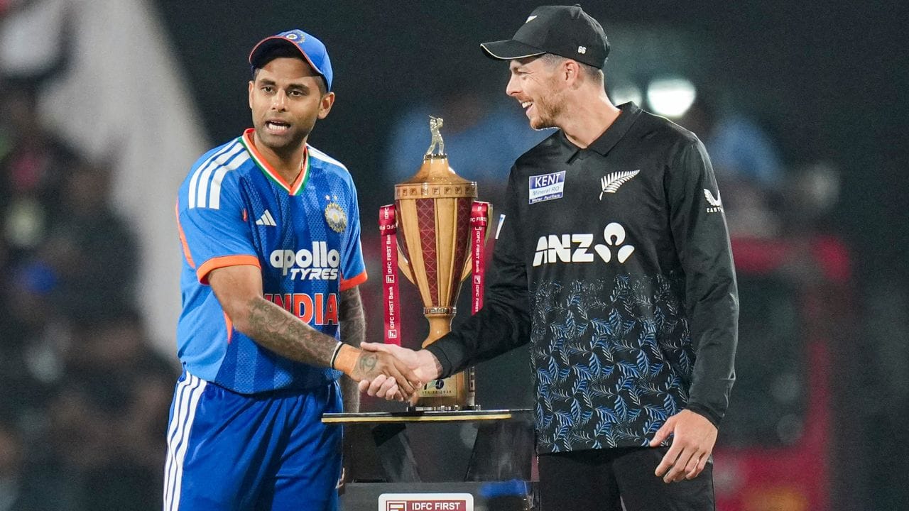 બીસીસીઆઈએ જૂના બેટના લાકડા અને બોલના ચામડાનો ઉપયોગ કરીને ટી20આઈ ટ્રોફી બનાવી છે. આ ટ્રોફી આછા ભૂરા અને મરૂન રંગની છે.  