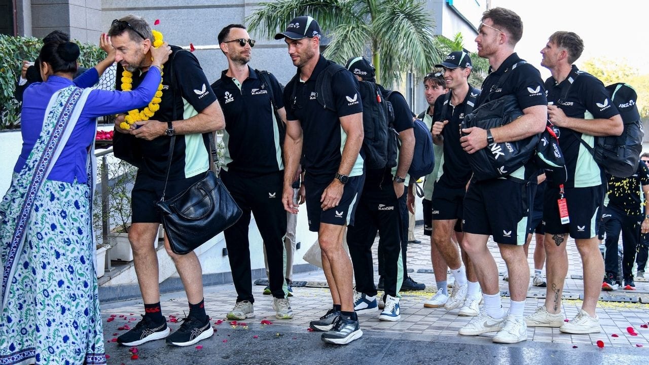 મકરસંક્રાતિ પર પતંગ ઉડાવવાની ખુશી,ઉત્સાહ અને પરંપરાનું પ્રતિક માનવામાં આવે છે,મકરસંક્રાતિ પર આકાશ રંગબેરંગી પતંગોથી ભરેલું હોય છે.લોકો સવારથી પોતાના ધાબા પર પતંગ ચગાવવા પહોંચી જાય છે.