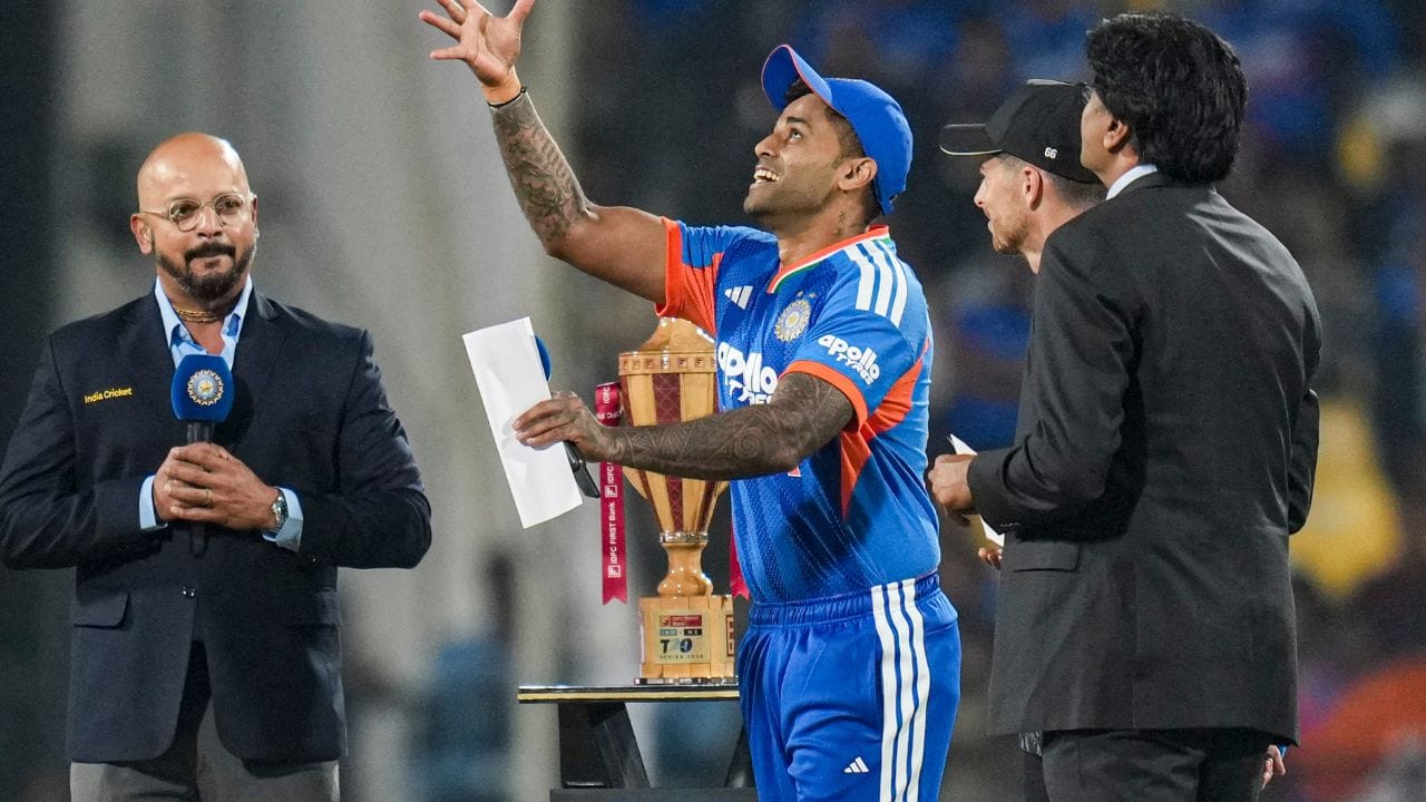 ન્યુઝીલેન્ડ સામેની પહેલી T20Iમાં સૂર્યકુમાર યાદવ 22 બોલમાં 32 રન બનાવીને આઉટ થયો હતો, જેમાં ચાર ચોગ્ગા અને એક છગ્ગાનો સમાવેશ થતો હતો.