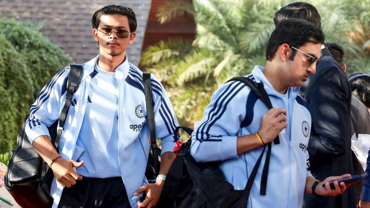 રંગીલા રાજકોટના સ્ટેડિયમમાં ક્રિકેટ મેચ પહેલા પતંગો ઉડશ.ટુંકમાં આખા ક્રિકેટ સ્ટેડિયમ ઉપર પતંગો ઉડતી જોવા મળશે. કારણ કે, 14 જાન્યુઆરીના રોજ મકરસંક્રાતિ છે. એટલે રાજકોટવાસીઓ પતંગ ચગાવવાના છે.સવારથી તેઓ ધાબા પર ચઢી જશે. તેમજ ભારત અને ન્યુઝીલેન્ડ વચ્ચેની મેચ 2 વાગ્યાથી શરુ થશે.