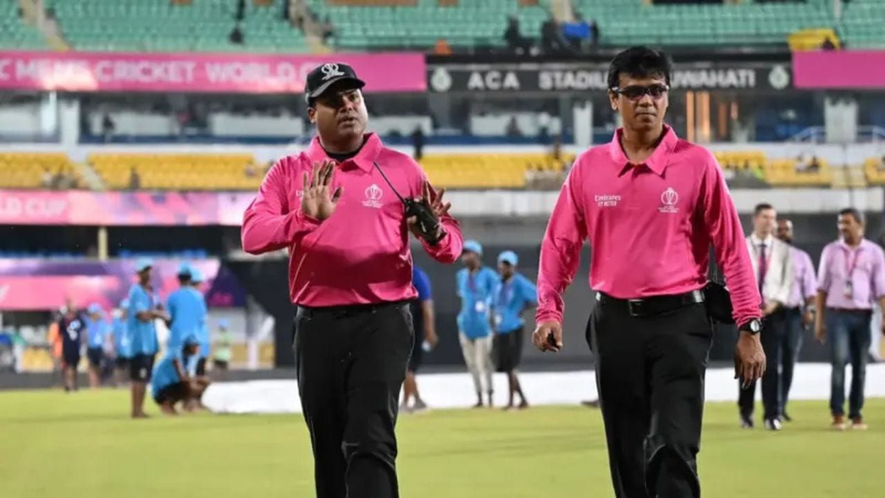 આ મેચમાં બાંગ્લાદેશી અમ્પાયર શરફુદ્દૌલા સૈકતને ટીવી અમ્પાયર તરીકે નિયુક્ત કરવામાં આવ્યા હતા. ભારત અને બાંગ્લાદેશ વચ્ચે ચાલી રહેલા રાજકીય અને રાજદ્વારી તણાવને કારણે, ભારતમાં બાંગ્લાદેશી અમ્પાયરની હાજરીએ બધાને આશ્ચર્યમાં મૂકી દીધા.