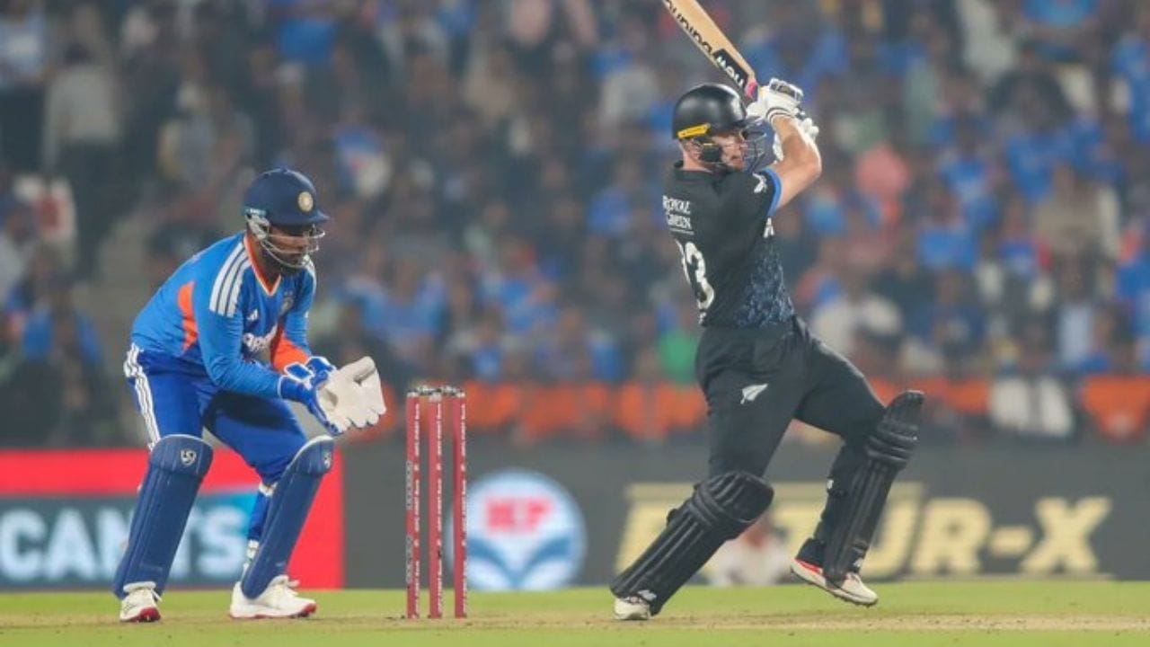 આ ઉપરાંત, શરૂઆતના ઓવરોમાં પણ રન-આઉટની તકો ચૂકી ગઈ. ત્રીજી ઓવરમાં ઈશાન કિશને સ્ટમ્પ પર સીધો થ્રો ચૂક્યો, જેના કારણે ટિમ રોબિન્સન આઉટ થવાથી બચી ગયો. ઇનિંગ્સના અંતિમ તબક્કામાં ડેરિલ મિશેલને પણ બે વખત જીવનદાન મળ્યું. 16મી ઓવરમાં અભિષેક શર્માએ તેનો સરળ કેચ છોડ્યો અને ત્યારબાદ 19મી ઓવરમાં ઈશાન કિશને ફરી એક તક ગુમાવી.