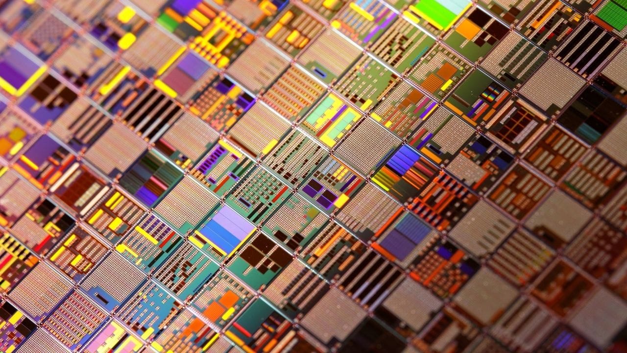 આ વખતે સરકાર નવી વ્યૂહરચના અપનાવી રહી છે. તે 15 પસંદગીના ઉદ્યોગો પર કેન્દ્રિત રહેશે, જેમાં ઉચ્ચ-પ્રযুক্তિ ઉદ્યોગો જેમ કે સેમિકન્ડક્ટર્સ (ચિપ્સ), ધાતુઓ અને ચામડા મુખ્ય છે. સરકાર માને છે કે માત્ર પૈસા ફેંકવાથી સમસ્યાનો ઉકેલ નહીં થાય, પરંતુ સિસ્ટમના આંતરિક માળખામાં “બોલ્ડ અને કેન્દ્રિત” સુધારા કરવાથી જ પરિણામ મળશે.