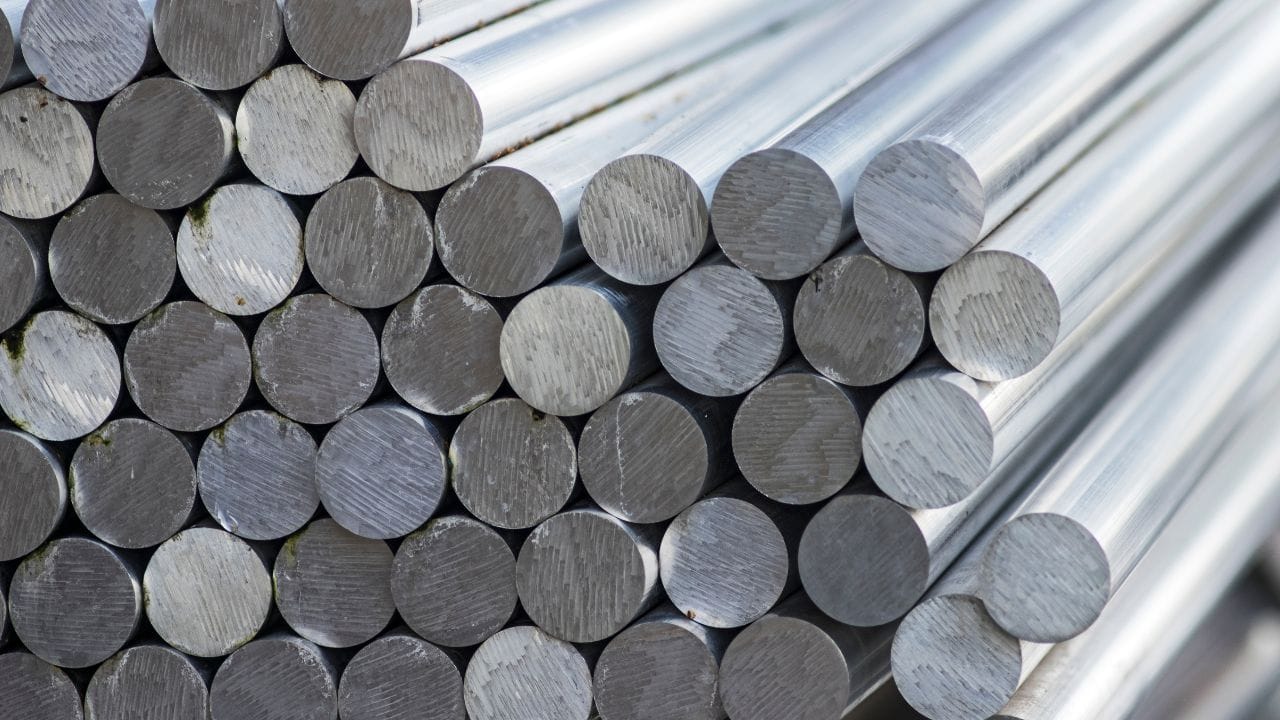 આ પાછળનું મુખ્ય કારણ વૈશ્વિક બજારમાં એલ્યુમિનિયમના ભાવમાં થયેલો વધારો છે. 2022 પછી પહેલીવાર એલ્યુમિનિયમના ભાવ પ્રતિ ટન $3,000ને પાર ગયા છે. બ્લૂમબર્ગના અહેવાલ અનુસાર, ચીને તેની ગંધવાની ક્ષમતાને મર્યાદિત કરી છે, જ્યારે યુરોપમાં ઊંચા વીજળીના ભાવ ઉત્પાદનને અસર કરી રહ્યા છે. આ દરમિયાન બાંધકામ અને નવીનીકરણીય ઉર્જા ક્ષેત્રમાંથી માંગ મજબૂત રહી છે. મોટાભાગના બ્રોકરેજ હજી પણ NALCO પર સકારાત્મક અભિગમ રાખે છે અને “ખરીદી” કરવાની ભલામણ કરે છે.