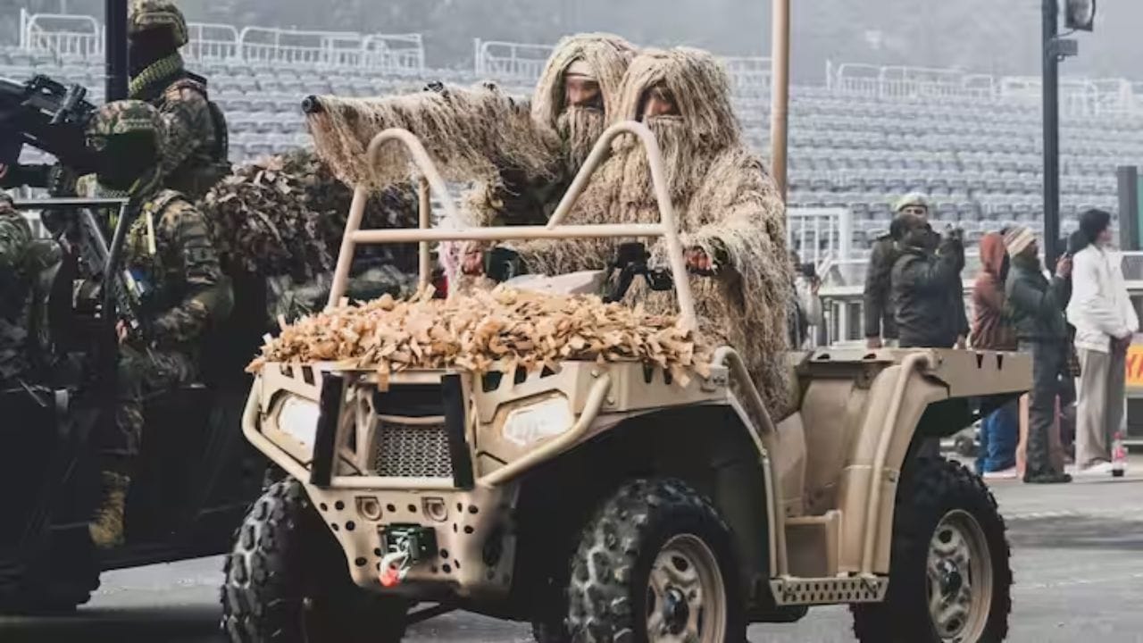 પરેડનો દરેક સેકન્ડ પૂર્વ-આયોજિત હોય છે. કારણ કે સમયની સહેજ પણ ભૂલને મોટી ભૂલ માનવામાં આવે છે. પરેડ ઔપચારિક રીતે 26 જાન્યુઆરીની સવારે રાષ્ટ્રપતિ ફરજ પર આવે છે ત્યારે શરૂ થાય છે. રાષ્ટ્રપતિના અંગરક્ષકો રાષ્ટ્રધ્વજને સલામી આપે છે, રાષ્ટ્રગીત વગાડવામાં આવે છે અને 21 તોપોની સલામી આપવામાં આવે છે.