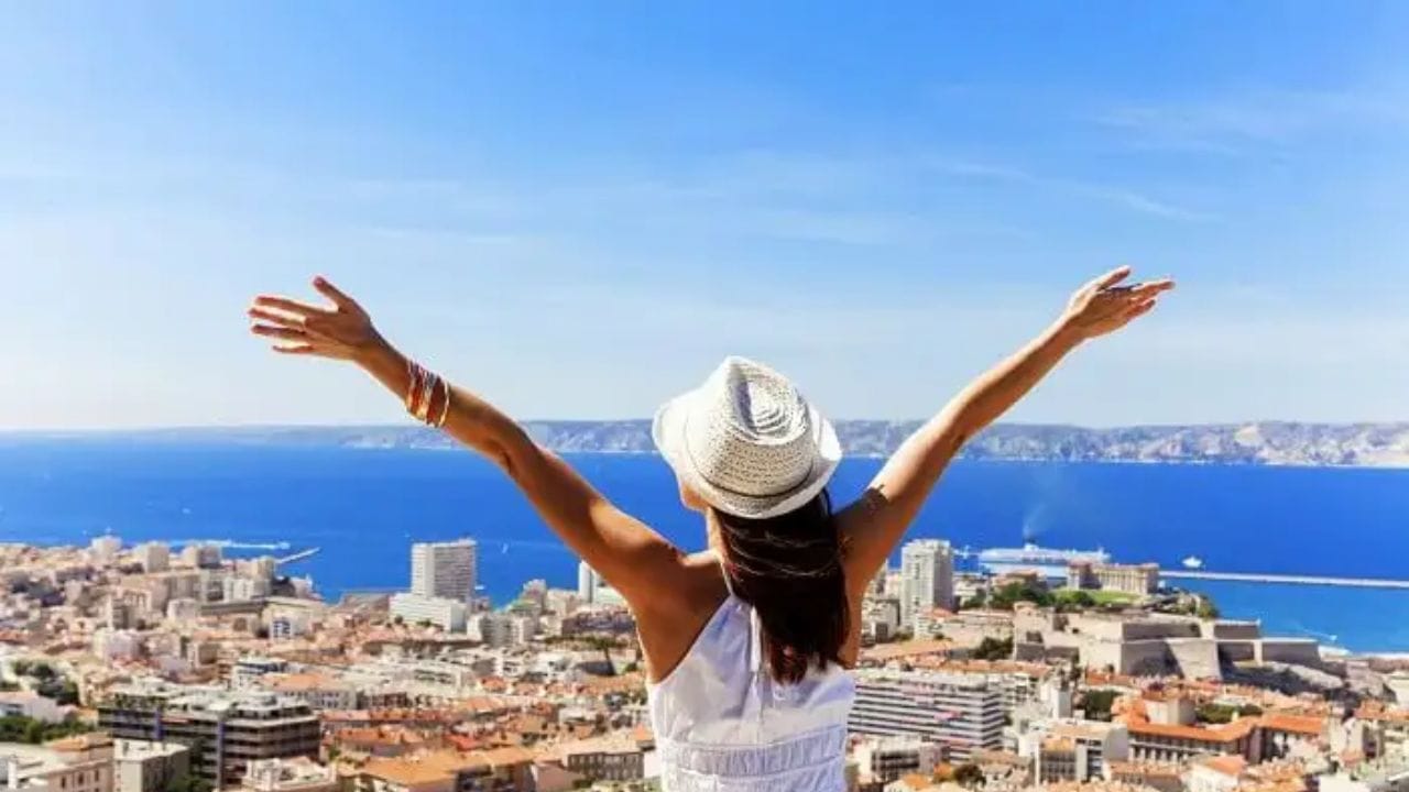 હેનલી પાસપોર્ટ ઇન્ડેક્સ 2026 મુજબ વિશ્વના ટોચના પાસપોર્ટોમાં સિંગાપોર, જાપાન અને દક્ષિણ કોરિયાનો સમાવેશ થાય છે, જ્યારે યુરોપિયન દેશો અને UAE પણ મજબૂત સ્થાને છે. આ યાદી વૈશ્વિક મુસાફરીમાં દેશોની અસર અને તેમની કૂટનીતિક શક્તિ દર્શાવે છે.