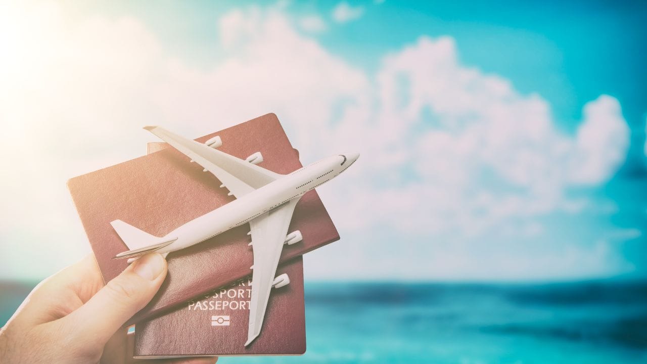 હેનલી પાસપોર્ટ ઇન્ડેક્સ 2026માં વૈશ્વિક સ્તરે પાસપોર્ટ શક્તિમાં મોટા ફેરફારો નોંધાયા છે. આ વર્ષે પણ એશિયન દેશોનું વર્ચસ્વ યથાવત્ રહ્યું છે. સિંગાપોરનો પાસપોર્ટ વિશ્વનો સૌથી શક્તિશાળી રહ્યો છે, જે તેના નાગરિકોને 192 દેશોમાં વિઝા-free મુસાફરી કરવાની સુવિધા આપે છે. જાપાન અને દક્ષિણ કોરિયા 188 દેશોમાં વિઝા-free પ્રવેશ સાથે બીજા ક્રમે છે.