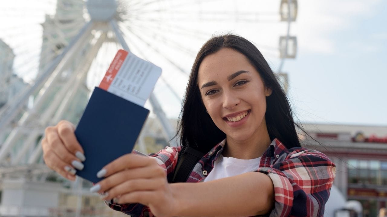 સામાન્ય રીતે જાપાનનો વિઝા ભારતીયોને 90 દિવસ સુધી જાપાનમાં રોકાવાની મંજૂરી આપે છે. પરંતુ હવે આ વિઝા માત્ર જાપાન સુધી સીમિત નથી. જાપાન વિઝા ધરાવતા ભારતીયોને અનેક અન્ય દેશોમાં પણ સરળ પ્રવેશ મળી રહ્યો છે, જે બહુ-દેશી યાત્રાઓનું આયોજન સરળ બનાવે છે.