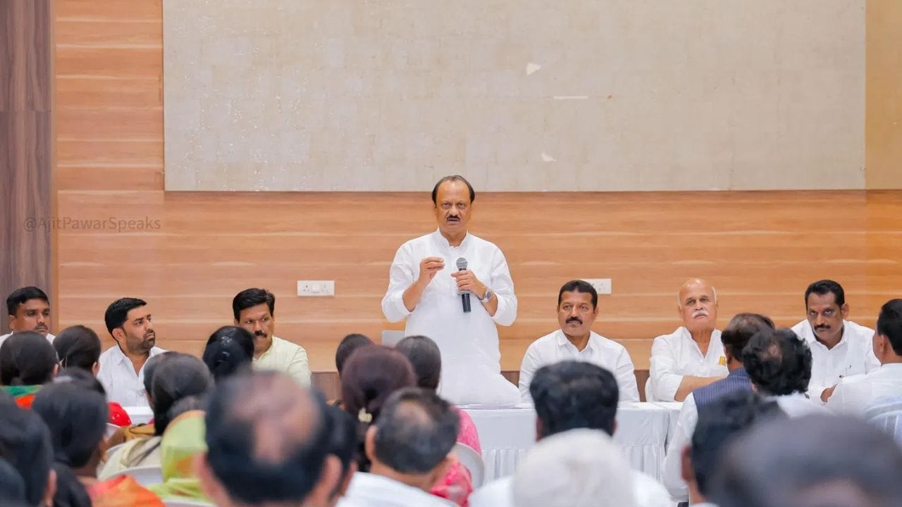 અજિત પવાર પાસે 37.15 કરોડ 70 હજાર 29 રૂપિયાની સ્થાવર સંપત્તિ છે. તેમના નામે 20 ખેતીની જમીન, 4 રહેણાંક મકાનો અને 1 મોટું વાણિજ્યિક સંકુલ છે. કુલ સંપત્તિ કરોડોમાં હોવા છતાં, અજિત પવાર દેવાના બોજ હેઠળ દબાયેલા હતા.
