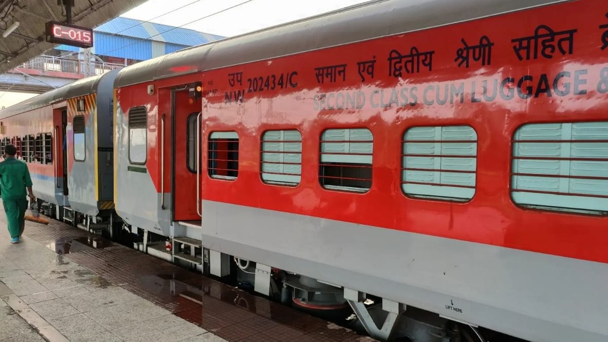 Indian Railways : ટ્રેનમાં SLR કોચનો અર્થ શું થાય છે? શું આ કોચમાં યાત્રિકો ટિકિટ બુક કરાવી શકે છે?