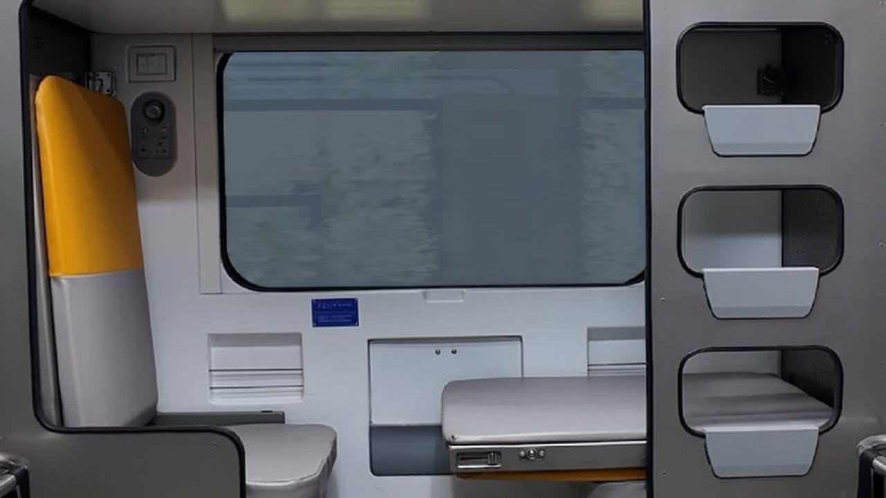  દેશની પહેલી વંદે ભારત સ્લીપર ટ્રેન પાટા પર દોડવા માટે તૈયાર છે. જે ભારતીય રેલવે માટે એક અલગ જ અનુભવ છે. 