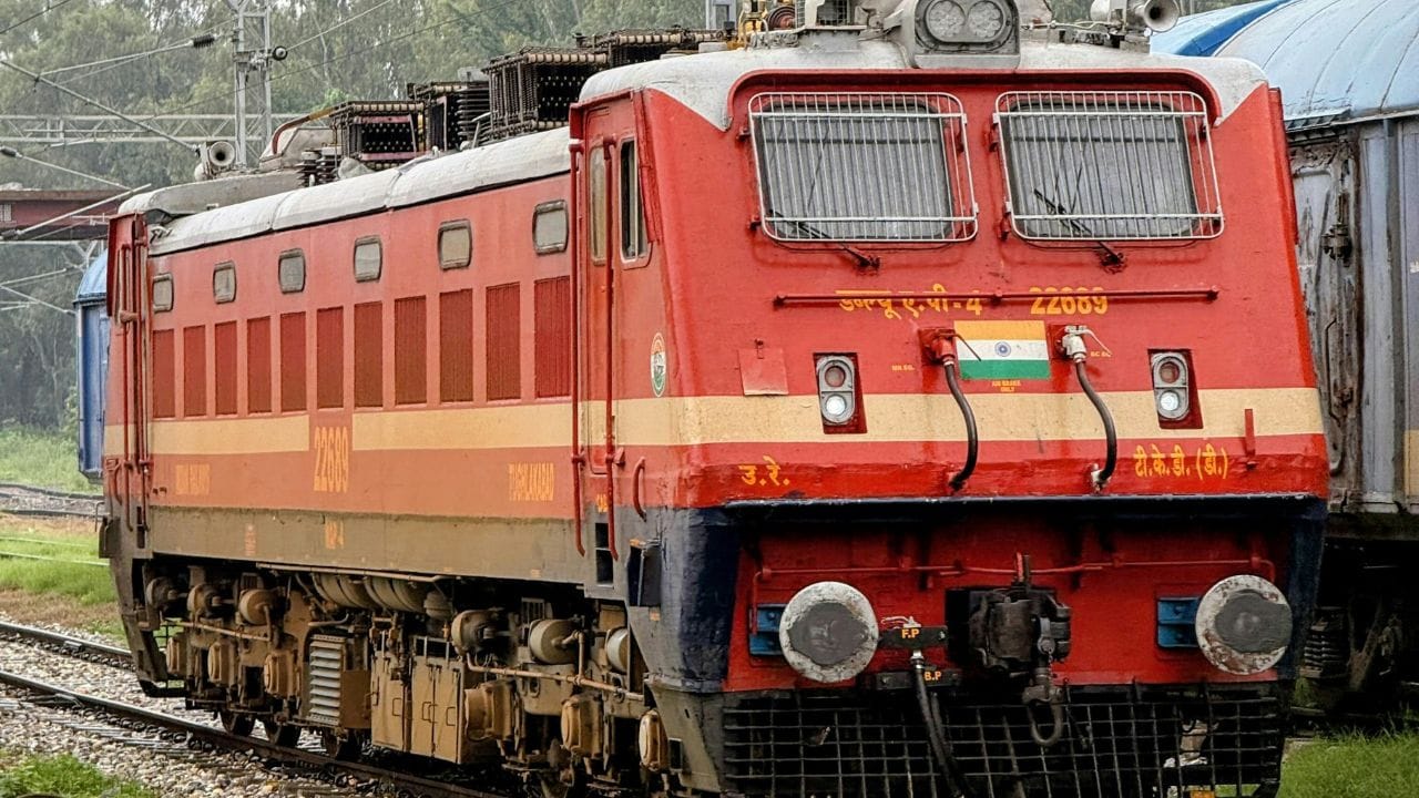 ટ્રેનમાં લાલ રંગના કોચને લિંક હૉફમૈનના નામથી ઓળખવામાં આવે છે. જેને જર્મનીમાં ડિઝાઈન કરવામાં આવી હતી. ભારતે વર્ષ 2000માં આ કોચને આયાત કરવામાં આવી હતી. હવે આ કોચ પંજાબના કપૂરથલામાં બનાવવામાં આવે છે. તે એલ્યુમિનિયમમાંથી બનાવવામાં આવે છે.