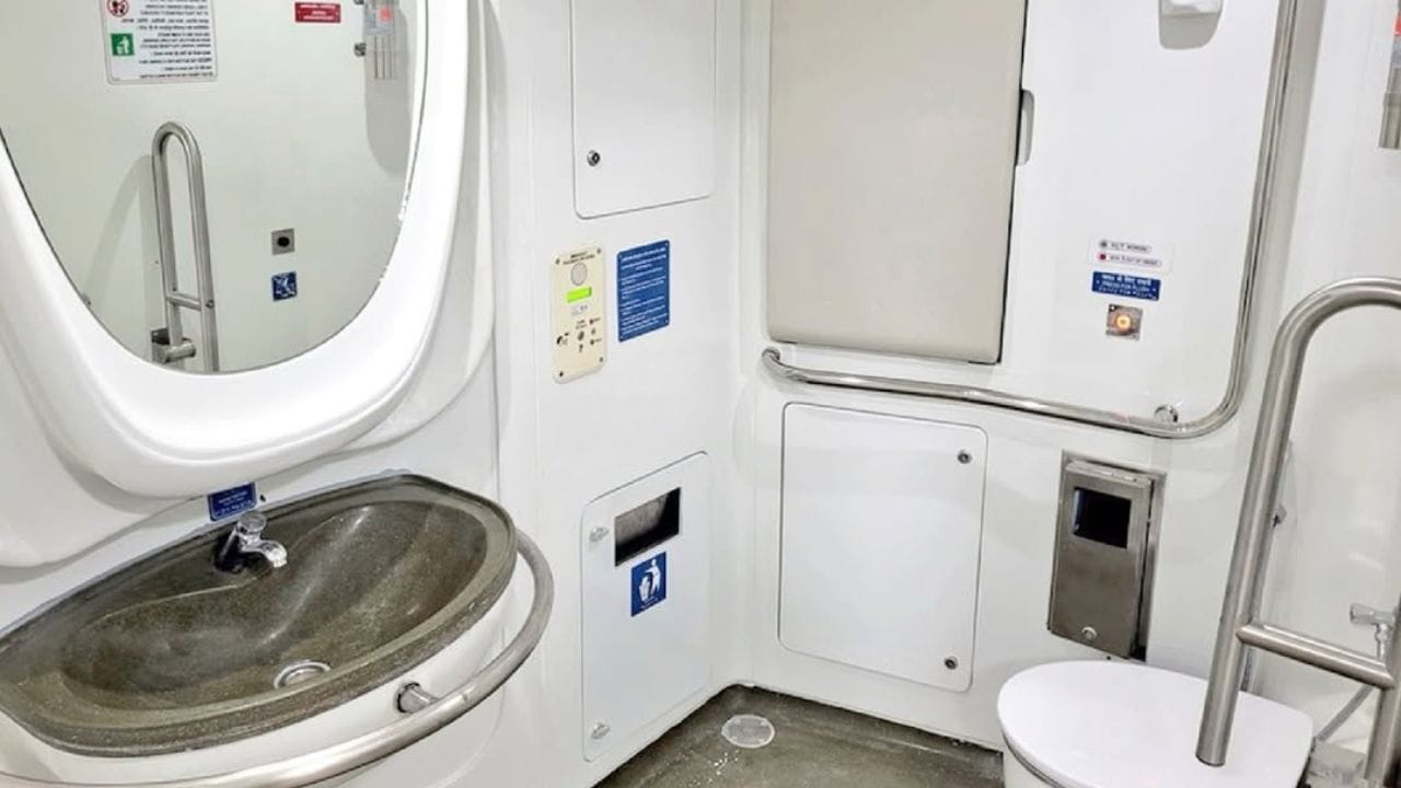 આ ટ્રેન આરમદાયક હોવાની સાથે તેના નિયમો પણ અલગ હશે. વંદે ભારત સ્લીપર ટ્રેનમાં વેટિંગની ઝંઝટ હશે નહી. ટુંકમાં કન્ફોર્મ ટિકિટ હશે તો જ તમે મુસાફરી કરી શકશો.