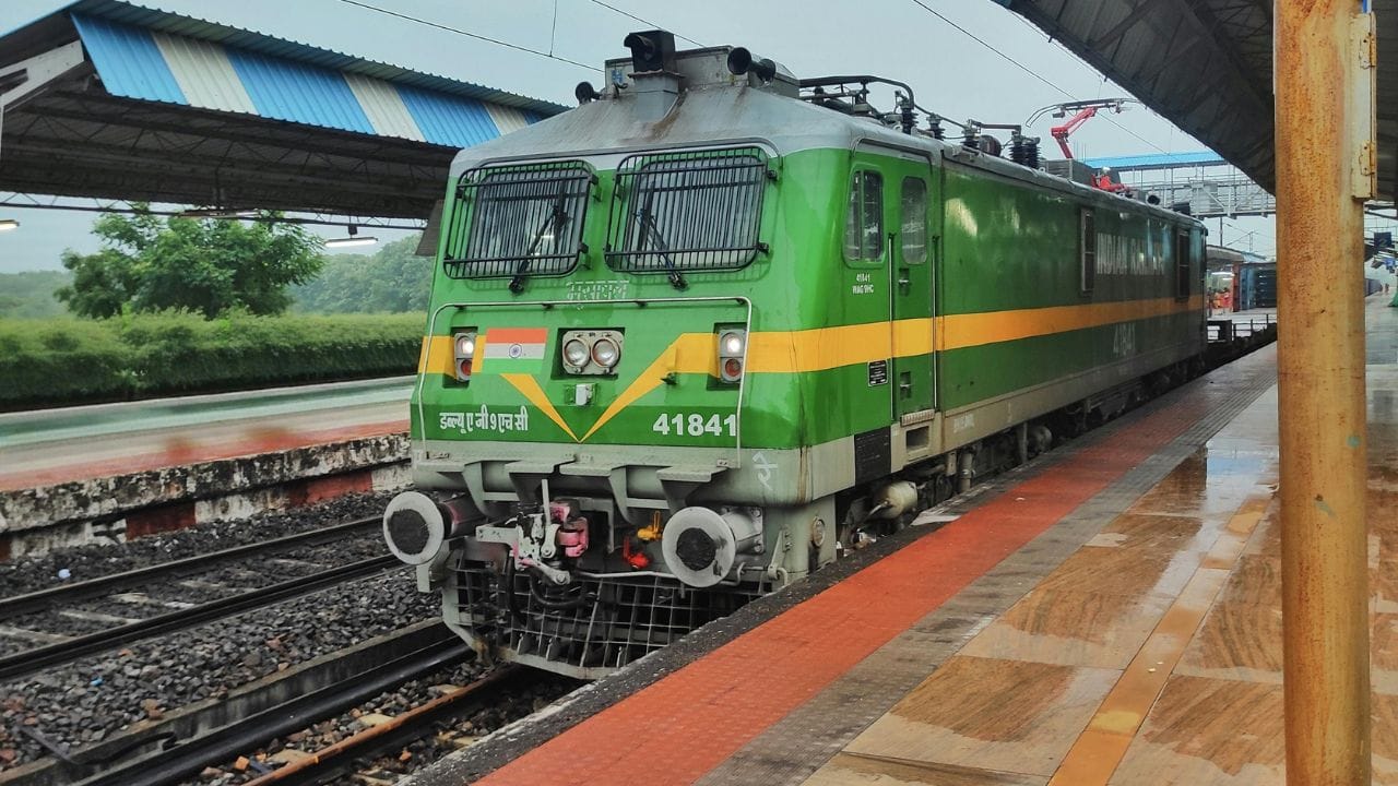 તમે ઘણીવાર ટ્રેનોમાં લીલા રંગના કોચ જોયા હશે.આ ટ્રેનો પણ વધુ સ્પીડમાં દોડે છે. વિવિધ કોચના રંગો ટ્રેનની લાક્ષણિકતાઓ અને પ્રકાર દર્શાવે છે.