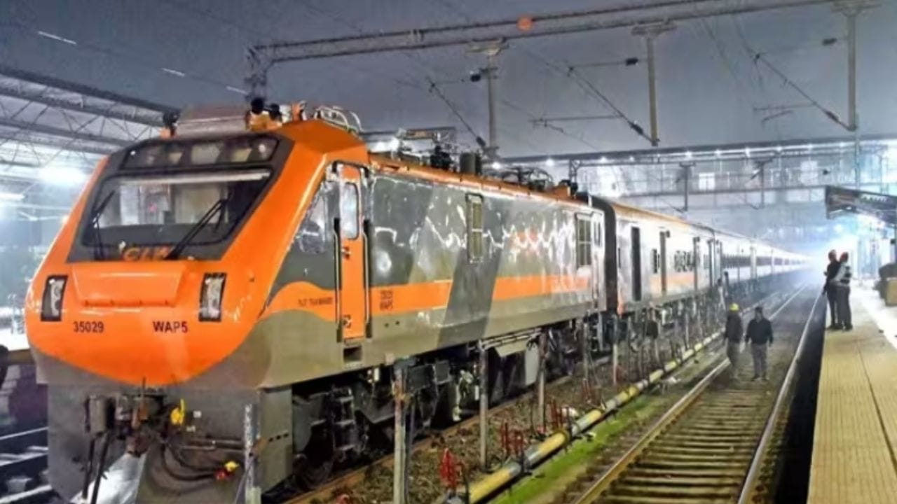 સિસ્ટમ આપમેળે 60 વર્ષ કે તેથી વધુ ઉંમરના પુરુષો અને 45 વર્ષ કે તેથી વધુ ઉંમરની મહિલાઓને નીચેની બર્થ ફાળવવાનો પ્રયાસ કરશે. બર્થ ફાળવણી ઉપલબ્ધતા મુજબ કરવામાં આવશે. ઉપરાંત, જો કોઈ મુસાફર એવા બાળક સાથે મુસાફરી કરે છે જેણે અલગ બર્થ બુક કરાવી નથી, તો તેને પણ નીચેની બર્થ આપવા માટે પ્રાથમિકતા આપવામાં આવશે.