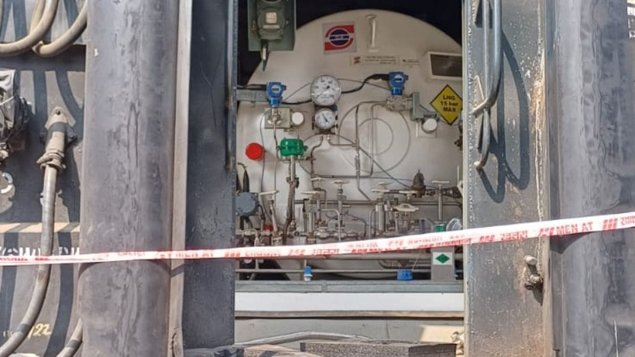 LNG ડ્યુઅલ ફ્યુઅલ પ્રણાલી હેઠળ અનેક લાભો છે. પર્યાવરણીય લાભોમાં એન્જિનમાંથી નીકળતા પ્રદૂષક જેમ કે કાર્બન ડાયોક્સાઇડ (CO₂), નાઇટ્રોજન ઑક્સાઇડ (NOx) અને પાર્ટિક્યુલેટ મેટરમાં નોંધપાત્ર ઘટાડો થાય છે. આ રીતે રેલવે માર્ગની આસપાસ હવાના ગુણવત્તામાં સુધારો થાય છે અને રાષ્ટ્રીય પર્યાવરણીય લક્ષ્યોની પૂર્ણતા માટે સહાય મળે છે.