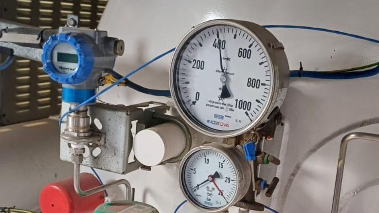 ડિઝાઇન અનુસાર, દરેક DPCમાં 2200 લીટર ક્ષમતા ધરાવતી LNG ટેંક સ્થાપિત કરવામાં આવી છે, જે 222 કિલોમીટરના દૈનિક સંચાલન માટે પૂરતી છે. આરડીએસઓ દ્વારા ઉત્સર્જન પરીક્ષણો અને અંતિમ સ્વીકૃતિ બાદ આ ટેક્નોલોજીનો વિસ્તાર કરવામાં આવશે. આગામી તબક્કામાં વધુ 8 DEMU DPCને ડ્યુઅલ ફ્યુઅલમાં પરિવર્તિત કરવાનો આયોજન છે, જે ભારતીય રેલવેની સ્વચ્છ ઊર્જા, ઓછા કાર્બન ઉત્સર્જન અને કિફાયતી સંચાલન પ્રતિબદ્ધતા વધારે મજબૂત બનાવશે.